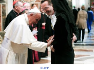 Schnappschuß: Papst Franziskus wird eine schwangere Botschaftergattin vorgestellt