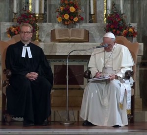 Papst macht sich Notizen während der Frage von Anke de Bernardinis, auf die er spontan und frei antwortet