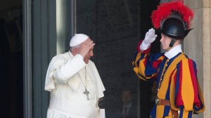 Papst salutiert Gardisten