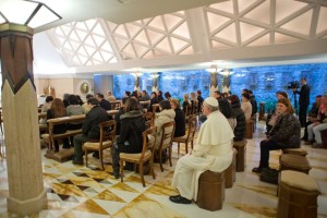 Papst sitzt in Kapelle des Domus Santa Marta im Volk