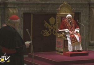 Benedikt XVI. auf dem Papstthron in der Sala Clementina bei der letzten Begegnung mit den Kardinälen am 28. Februar 2013