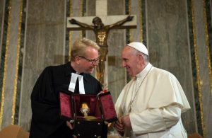 Pastor Kruse mit Papst Franziskus in der Christuskirche in Rom