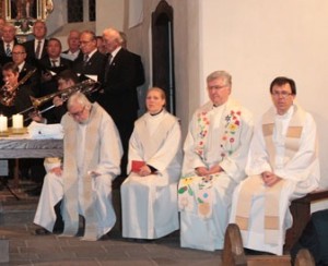 Suchbild: Pastoralassistentin mit Priestern