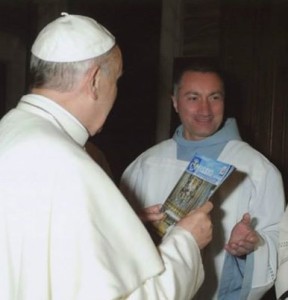 Pater Alfonso Bruno mit Papst Franziskus (ebenfalls von ihm auf der Facebook-Seite veröffentlichtes Foto)