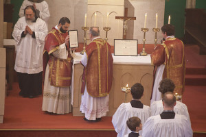 Pater Lanzetta als Subdiakon (links) hält das Schlußevangelium