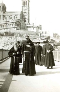 Pater Leopold Mandic (links)