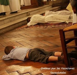 Schnappschuß bei einer Priestrweihe: "Beten wir für Priesterberufungen"