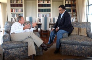 Prinz Bandar ben Sultan mit George W. Bush