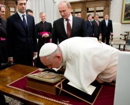 Putin schenkte Papst Franziskus eine Ikone der Gottesmutter von Wladimir. Gesten persönlicher Frömmigkeit. Linksextremisten schänden Kirche in Rom für "Protest gegen Putin und Kirche"