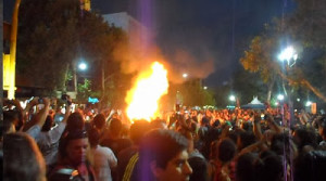 Radikale Feministinnen und Linksextremisten verbrannten beim 28. Nationalen Frauentreffen in San Juan de Cuyo eine Puppe von Papst Franziskus und tanzten um das Feuer