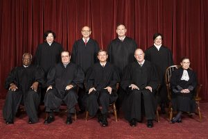 Die Richter des Obersten Gerichtshofes der USA. Der Senat besteht seit dem Tod von Anton Scalia (1. Reihe, 2.v.l.) nur aus acht Richtern.