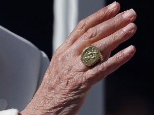Der Ring des Fischers von Benedikt XVI., der am 28. Februar zerbrochen wurde
