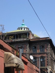 Russische Eliaskapelle im Dachgeschoß eines ehemaligen Mönchsklosters, das heute geschäftlich genützt wird. Foto: Bora Arasan 