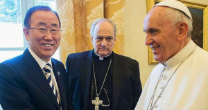 Sanchez Sorondo zwischen UNO-General Ban Ki-moon und Papst Franziskus