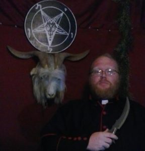 Satanist Adam Daniels als "Priester" der "Ahriman Church"