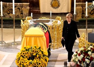Bundeskanzlerin Angela Merkel am Sarg von Altkanzler Helmut Schmidt