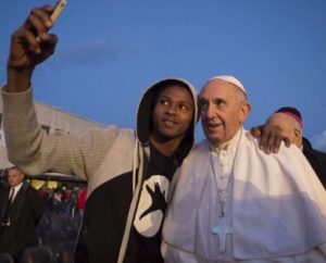 Selfie mit Papst in einer "Flüchtlingsunterkunft" bei Rom