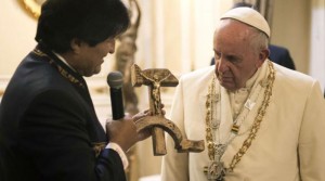 Sichel und Hammer: ein skeptischer Blick des Papstes vor der Übergabe
