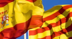 Die Fahnen Spaniens und Kataloniens