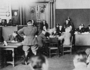 Hermann Göring (vorn) stemmt sich gegen den Verdacht seiner Hintergrundtäterschaft