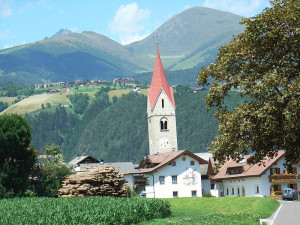 Spinges (1100 Meter): wo Pfarrer Josef von Zieglauer die alte Messe zelebriert (im Hintergrund Meransen, 1400 Meter)