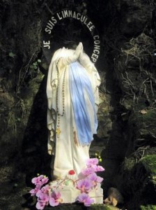 Statue der Gottesmutter von Lourdes enthauptet