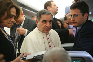 Kurienerzbischof Becciu während des Fluges bei einer Papst-Reise