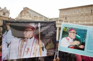 Gläubige erinnern am Petersplatz an Erzbischof Romero