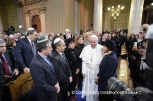 Papst Franziskus beim Besuch der Hauptsynagoge von Rom, 17. Januar 2016