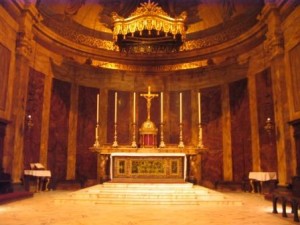 Tabernakel: Allerheiligstes Altarsakrament als Mittelpunkt des Presbyteriums