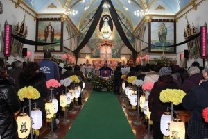 Totenwache für Bischof in Kathedrale von Tangshan - Katholiken fürchten Leichenraub durch Polizei