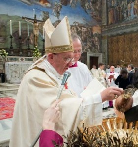 Papst Franziskus tauft in der Sixtinischen Kapelle 32 Kinder, darunter auch das Kind eines unverheirateten Paares