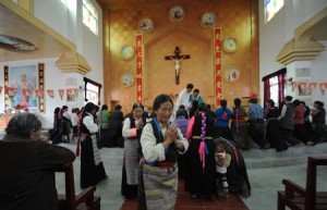 Tibetische Katholiken beim Kommunionempfang