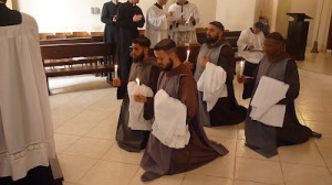 Tonsur von vier Brüdern der Fraternidade Arca de Maria in Ciudad del Este im Alten Ritus