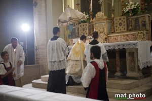 Tridentinische Messe in Montecassiano am wiedererrichteten Hochaltar, der in den 70er Jahren abgebrochen worden war, um einem Volksaltartisch Platz zu machen.