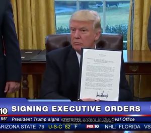 Trump nach der Unterzeichnung des Dekrets