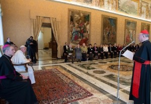 Tagung "Frauenkulturen" des Päpstlichen Kulturrats, Ansprache von Papst Franziskus (7. Februar 2015), rechts Kardinal Ravasi