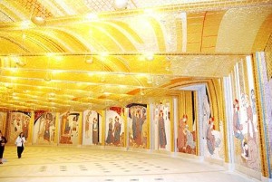 Unterkirche Pater Pio Golddecke und Mosaike von Rupnik