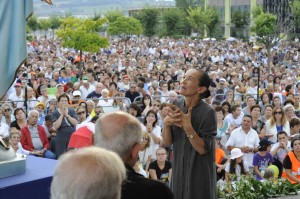 Vicka Ivankovic während einer "Erscheinung", zu der sich eine große Volksmenge versammelte