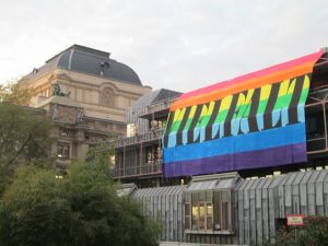 Die Regenbogenfahne – hier am 30.10. 2015 am Wiesbadener Staatstheater – bildet die Kulissenillusion für vermeintliche Geschlechtervielfalt