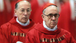 2005 vor Beginn des Konklave Vordergrund Kardinal Bergoglio Hintergrund Kardinal Cipriani Thorne, Papst setzt durch schlichte Gesten neue Zeichen, an Glaubenslehre wird sich nichts ändern