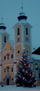Weihnachtsbaum vor einer Kirche: ersten Weihnachtsbaum ließ der Heilige Bonifatius in Geismar vor der von ihm errichhteten Petruskapelle schmücken