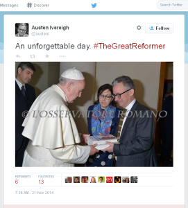 Ivereigh überreicht Papst seine brisante Papst-Biographie