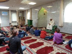 Die Grundschüler von Zwolle lauschen dem Imam