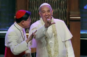 Papst Franziskus mit Kardinal Tagle (Manila 2015)