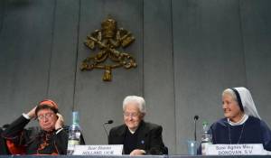 Kardinal Braz de Aviz stellte mit zwei Visitatorinnen den Neuen Bericht vor