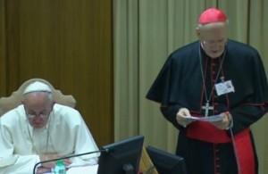 Kardinal Peter Erdö bei seiner Eröffnungsrede neben Papst Franziskus