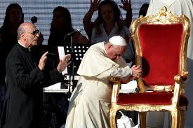 Papst Franziskus während einer charismatischen Geist-Anrufung