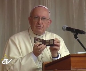 Papst Franziskus zeigt die "Via Crucis", die er "immer" bei sich trage.
