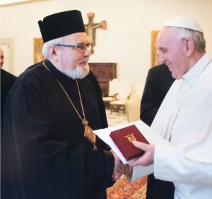 Papst Franziskus mit Erzbischof Hukulac